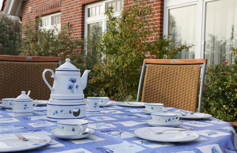 Gedeckter Tisch auf der Terrasse der Wohnung 